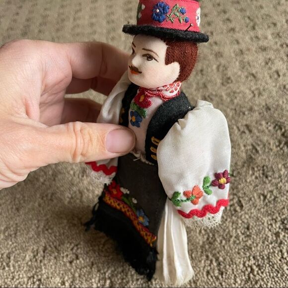 Vintage 70s Handmade Hungarian Doll in Traditional Costume - Picture 5 of 11